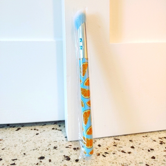 $10 or 5/$25 Slmissglam Concealer Brush Studded - Picture 2 of 3